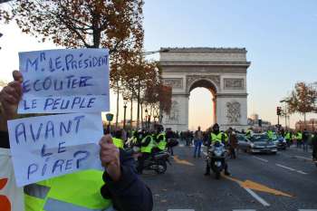 خيابان شانزه ليزه در تسخير جليقه زرد ها